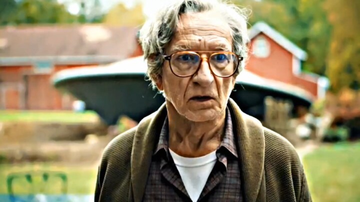 An alien lands on Earth and becomes friends with an elderly person; the ending is unexpected.