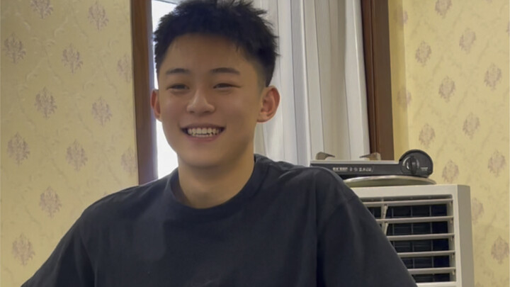 A handsome Shandong guy who doesn’t even realize how hot he is—check out those massive pecs!