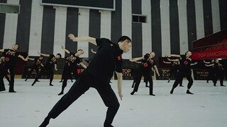 The 45-year-old teacher Zhang Zhi danced in the national training camp for top dancers. Like flowing