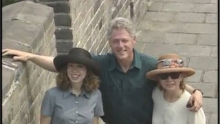 لقطات حقيقية لعائلة الرئيس الأمريكي كلينتون وهي تتسلق سور الصين العظيم عام 1998، وبعد الانتهاء صرخت 