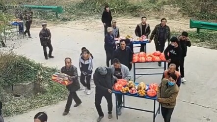 25-year-old firefighter He Erwa jumped into the water to rescue five drowning children. The five fam