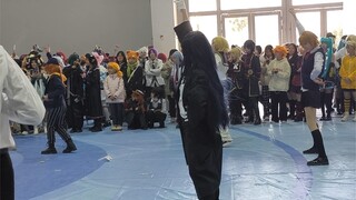 Apakah Anda melihat Ado menari mengikuti lagunya sendiri di Comic Con? !