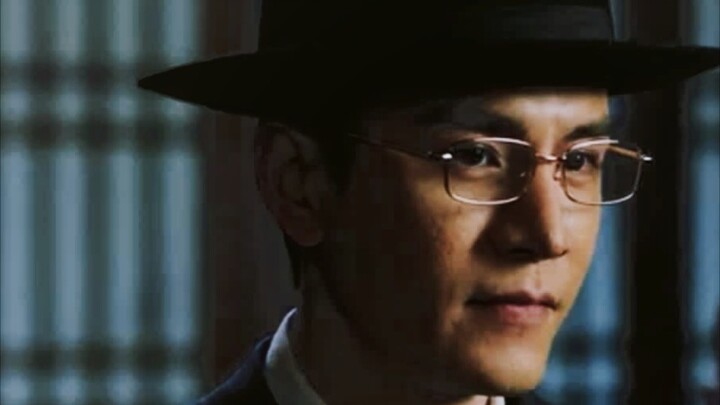 “เสี่ยวซื่อเจิน บนพื้นมีเศษแก้ว ใส่รองเท้าซะ”