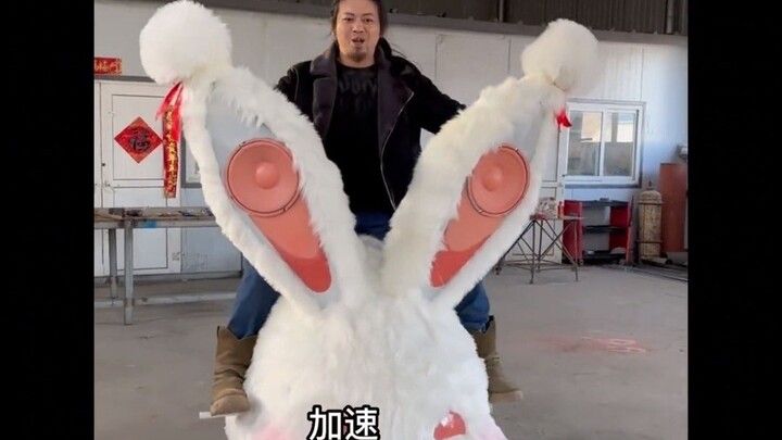 Brother Geng’s creations are getting more and more outlandish—his cheer‑up robot has gone viral, and