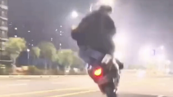 Xưởng nhỏ cắt vật liệu đúng là dũng mãnh!