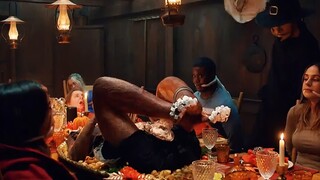 رفع الرجل غطاء المائدة بحركة واحدة، فظهرت على الفور جثة مشوية بشكل واضح، وأصاب الرعب جميع الأشخاص ال