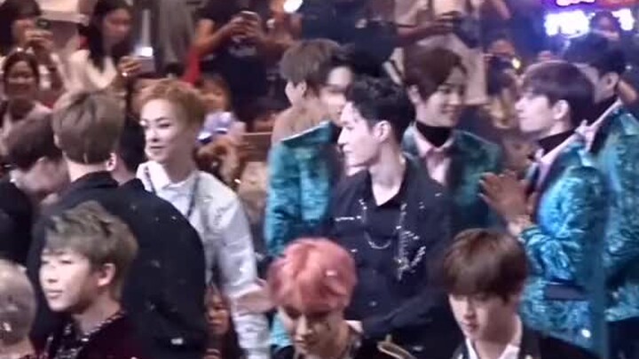 [Zhang Yixing] As ruthless as he is on stage, that’s how gentle he is off stage.