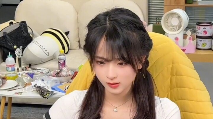 Lúc đó tôi còn nghe rõ cả tiếng trứng lòng đỏ, cánh gà, thịt kho tàu và súp bò trong bụng anh ấy nữa