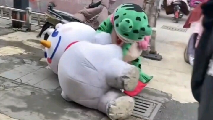 蛙蛙竟然打雪王pp，越来越过分了