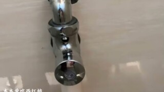 大家遇到这种冲水按钮是用脚踩还是用手按呢