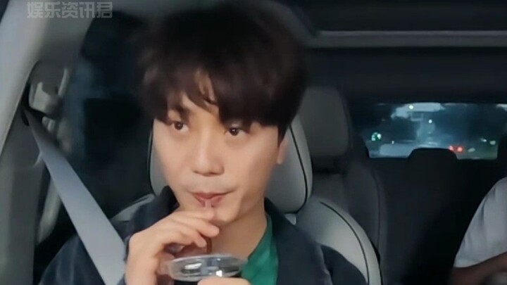 ซูชิงดูระวังตัวเล็กน้อย แต่ไม่มาก “เธอนี่ก็ขี้งอนพอสมควรนะ” “หึหึ หึหึ”