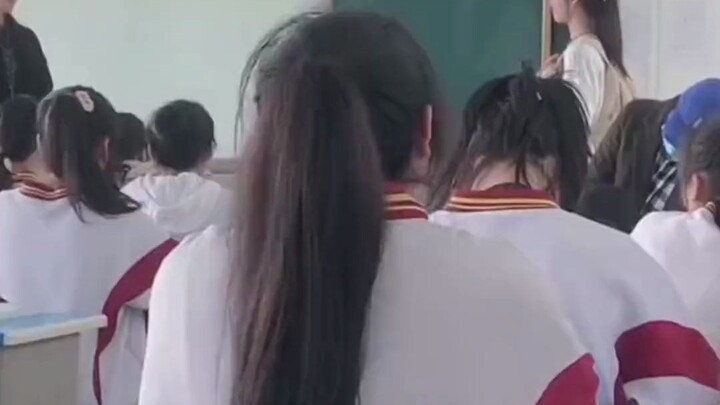 Nữ sinh chuyển trường bước lên bục giảng tự giới thiệu, trông y hệt nữ chính trong phim học đường — 