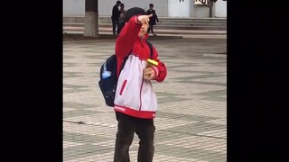 Primary School Student Challenge a Skateboarder