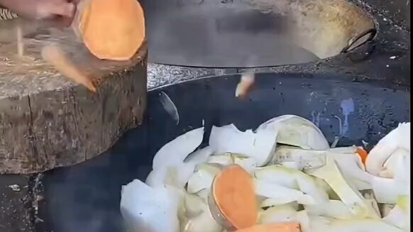 When the boss comes to inspect the school cafeteria…