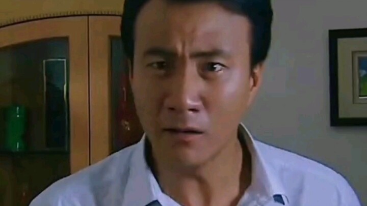 Baru saja sang suami menjabat sebagai kepala dinas, sang istri sudah menerima uang dari pihak lain. 