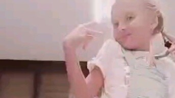 Tarian tunggal seorang gadis kecil asing