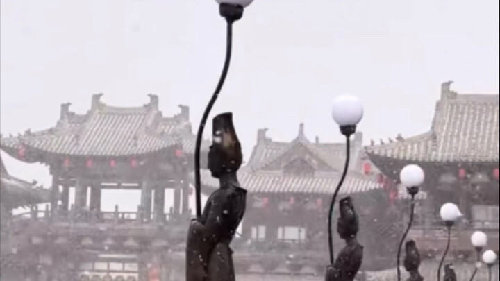 “Everyone, it’s snowing in Datong.”