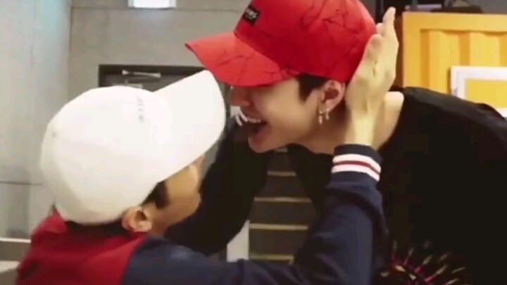 【UNIQ】It turns out the famous “chocolate kiss” originated from this video! There’s a surprise at the