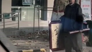 Có người giống bạn ba phần, tôi liền hoảng hốt.