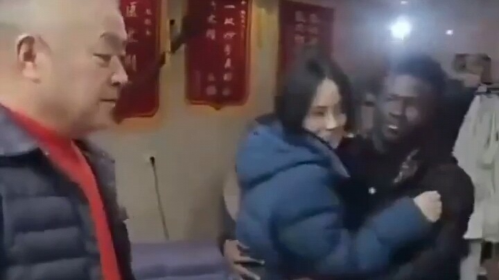 Menjelang Tahun Baru, putri saya membawa pacar kulit hitam pulang ke rumah