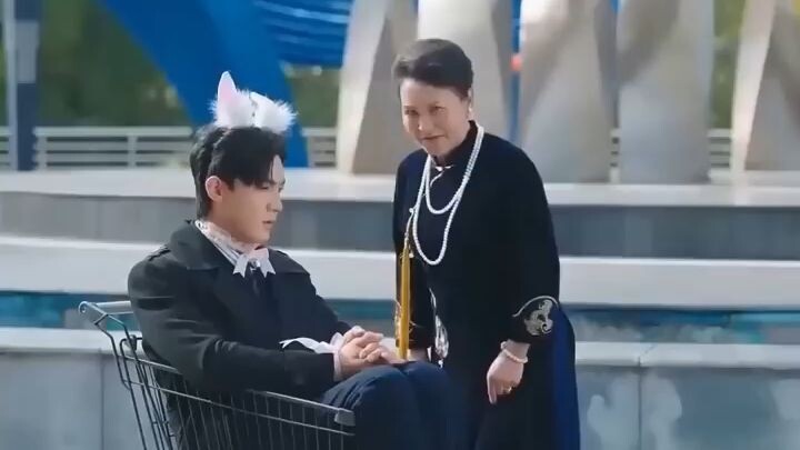 Disabled CEO, gravely ill, tries suicide; poor delivery girl saves and heals him. Love begins!