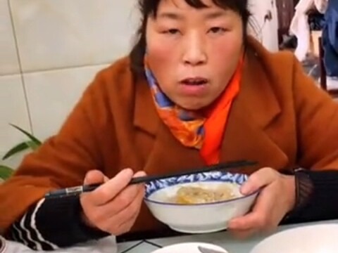 คุณป้ากินผัก กัดคำเดียวแล้ววางกลับลงชาม พอว่าก็ไม่ฟัง ซ้ำยังถูกหาว่าดูถูกคนแก่