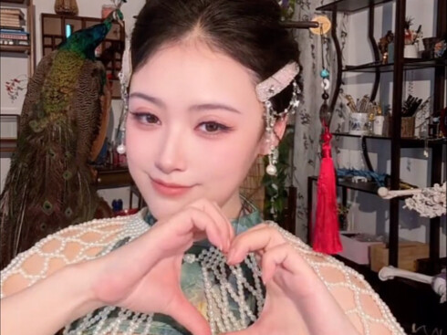 At the fans’ suggestion, I transformed from a hairpin artisan into the master of the Hidden Weapons 