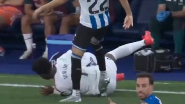 Que verguenza de liga, miden diferente