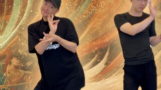 Dugu Yang (Wang Maolei) & Long Tai (Yin Xiaotian) brought everyone a hip-shaking dance show