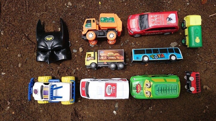 Menemukan Mainan Baru Truk Pengangkut Air, Bus Tayo, Mobil Ambulan, Truk Sampah,