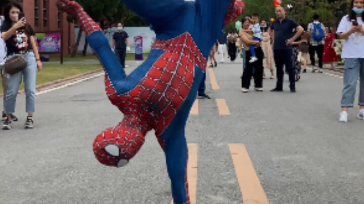 Have you ever seen Spider-Man breakdancing? He’s drawing a crowd!