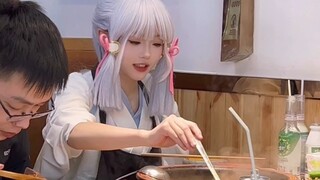 她看起来就像游戏里走出来的一样