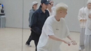 Tiểu Bát bỏ qua động tác tay để nắm bắt chi tiết, bị Hoshi nhìn nhầm, Rong Rong lập tức sửa sai và n