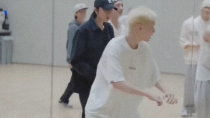 Tiểu Bát bỏ qua động tác tay để nắm bắt chi tiết, bị Hoshi nhìn nhầm, Rong Rong lập tức sửa sai và n