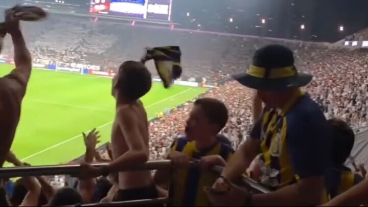 Torcida do Corinthians deixa torcedores do Rosario Central sem reação...