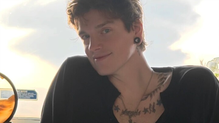 How Does a Confident Chinese Woman Go on a Date with a Handsome Musician?