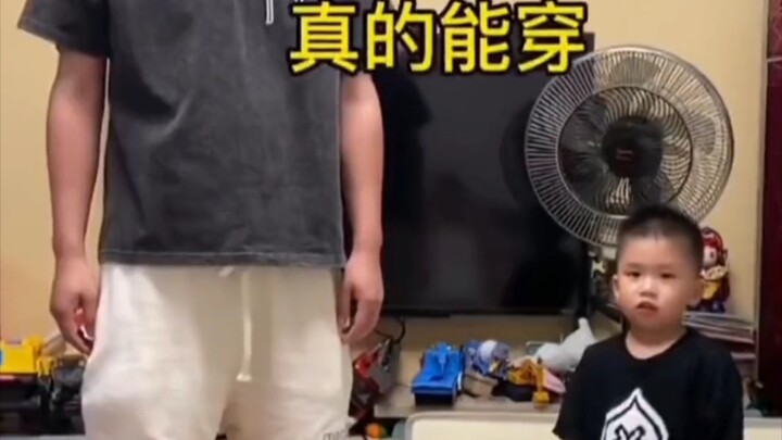 ชายคนหนึ่งบ่นว่าขนาดเสื้อผ้าที่ภรรยาซื้อมานั้น ตัวเองกับลูกก็ใส่ได้เหมือนกัน