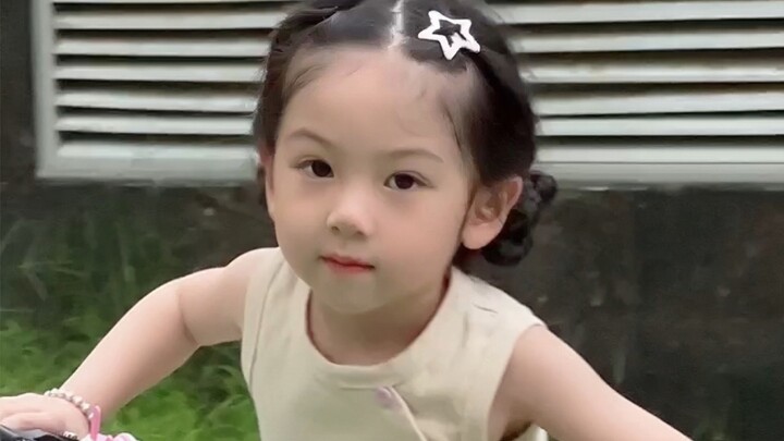 Qin Yi learned to ride a bike in just half an hour! I think she's awesome!