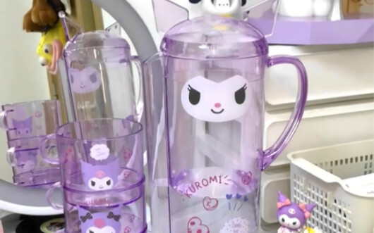 Who could possibly resist such a cute little storage unit! It’s so convenient for girls’ get-togethe