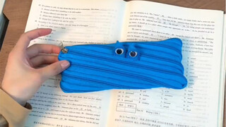 كيس الأقلام المجنون هذا مناسب جدًا لي ههههه