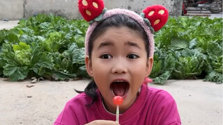 Hôm nay bạn nhỏ đã ăn hết sạch kẹo, mẹ không chừa lại một cái nào cả, chúng ta hãy xem mẹ có đánh nh