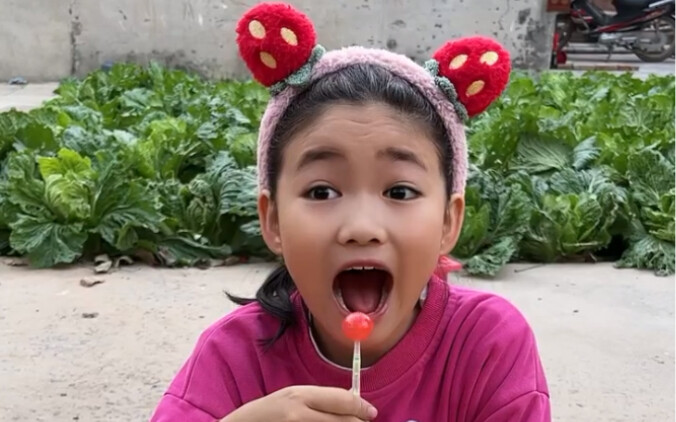 Hôm nay bạn nhỏ đã ăn hết sạch kẹo, mẹ không chừa lại một cái nào cả, chúng ta hãy xem mẹ có đánh nh