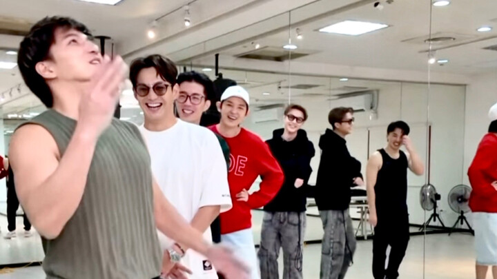 【Lollipop】Our middle-aged boy group has also joined in the relay dance challenge (the slacking versi