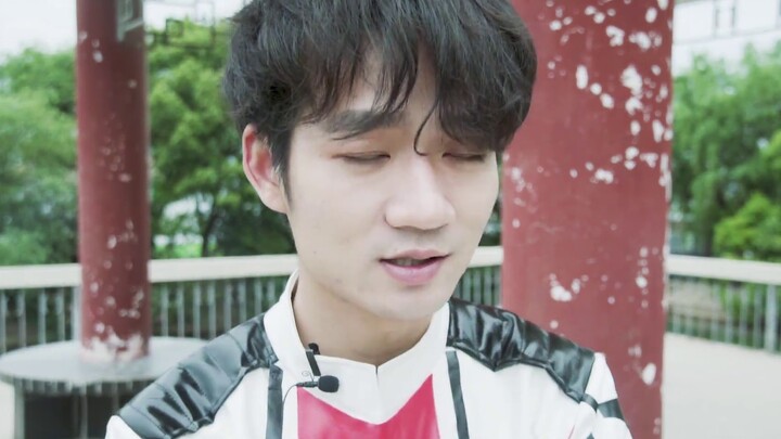 كيف تجعل صوتك أكثر جاذبية—طريقة التدريب لملقي الإذاعة