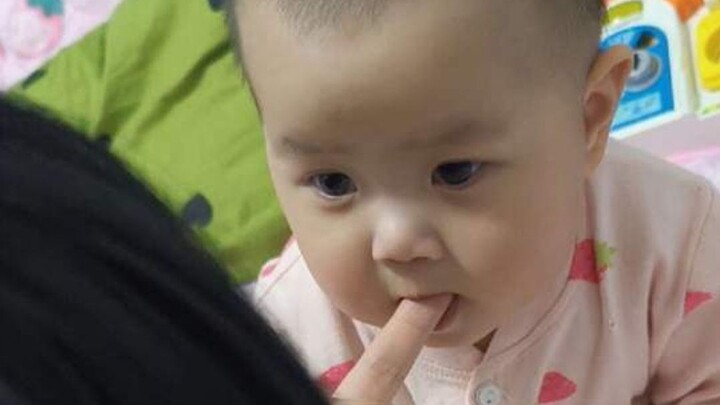 นึกว่าเป็นเพราะสายเลือดกดขี่ ท้ายที่สุดกลับลองกัดนิ้วพี่สาวเธอเบาๆ ซะงั้น!