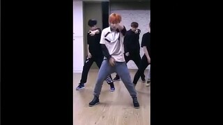 Sự tiến hóa trong vũ đạo của Kim Taehyung kể từ khi ra mắt, còn được gọi là Kim Taehyung, người đã y
