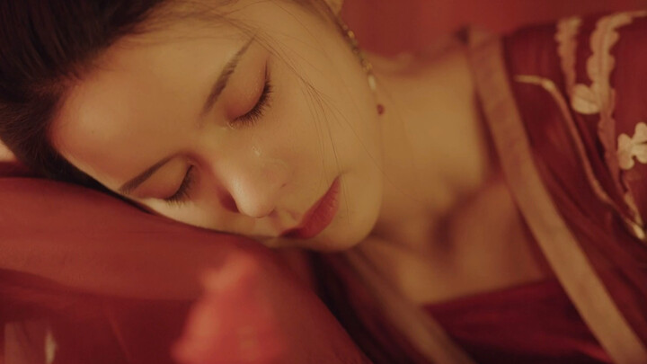 “I heard the young lady of the Xie Manor donned her wedding gown and went to pay her respects to tha