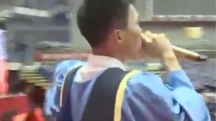 พิธีจบการศึกษาจากมหาวิทยาลัยชิงเต่าเปิดด้วยแร็ปสุดเร้าใจ นี่แหละคือแร็ปจีนแท้!