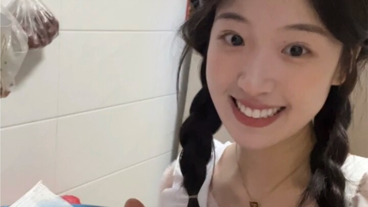 Ở chợ quê vùng Sơn Tây, bánh dầu là món ăn vặt ngon không thể thiếu.