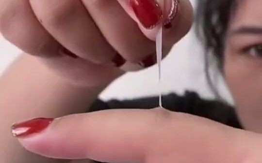 لا تقم أبدًا بسحب أظافر اليدين المتشققة.